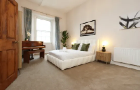 Spacious 3BR Flat in Cowbridge Centre Hotels in 