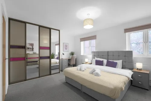Spacious 6 Bedroom House in Denton Way
