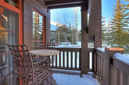 Luxurious 2 Bedroom0 Feet from the Slopes! Condo by RedAwning