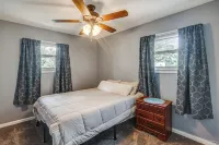 2 Mi to Zoo, Fenced Yard: Family Home in Wichita! - 2 estrellas