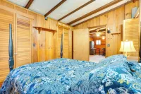 Peaceful Warne Cabin Fenced Yard and Screened Porch - Wifi