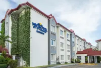 Microtel by Wyndham Batangas Hotels in Tanauan