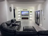 Luxury Home 5 Bedroom 3 Bathroom Games Room Parking - 4-Star