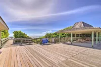Walk to Canova Beach Park: Couple's Coastal Condo - Kitchenette