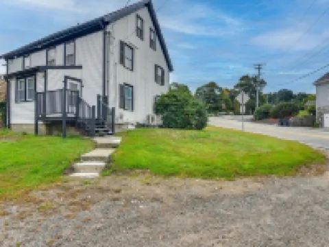 Charming 2-bedroom apartment in nice Sharon with WiFi, AC near Gillette Stadium Hotels in Sharon