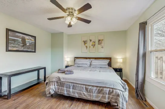 距離湖泊1/2英里！特拉弗斯城帶碼頭的靜居