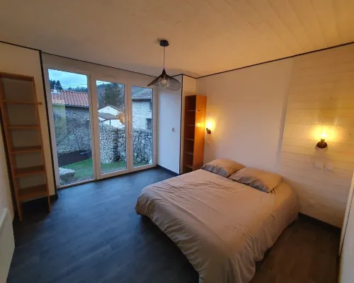 Maison en Pierre Avec Piscine Privée Dans un Domaine Clos et Arboré de 2200 m2 Hotels in Vorey