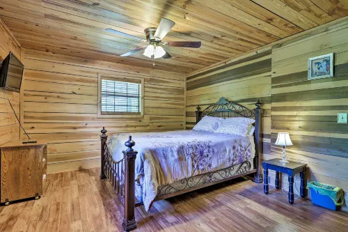 Secluded Cabin w/ Pond ~ 37 Mi to Gulf Coast! - 2 étoiles