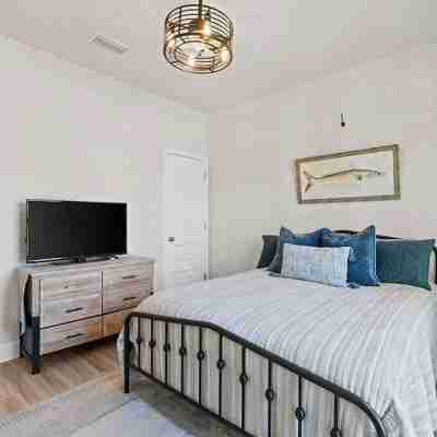 4-bedroom Beach Cottage with Mother-in-Law Suite, 6 Seater Golf Cart and Pools Rooms