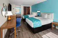 Howard Johnson by Wyndham Savannah GA - parkir
