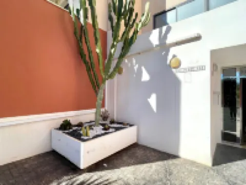 Apartment Near Beach with Pools and Hot Tub