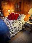 A Cozy Creekside Hideaway for Two — Fireplace, Hot Tub & Quiet Woods