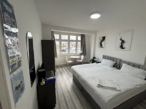 Streatham Rooms Hotels near Mitcham Junction