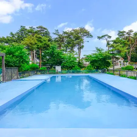 Sokcho White House Swimming Pool Pension Отели рядом с достопримечательностью «Храм Синхынса»