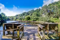 Oceanfront Condo with Spacious Balcony, Great Views, AC & Outdoor Pool
