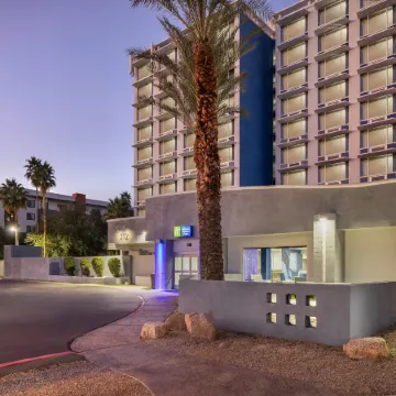 Holiday Inn Express & Suites Phoenix - Midtown by IHG