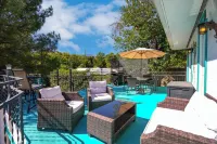 5 Bedroom Three Private Living Spaces on Main Street Cottonwood Walk to Old Town