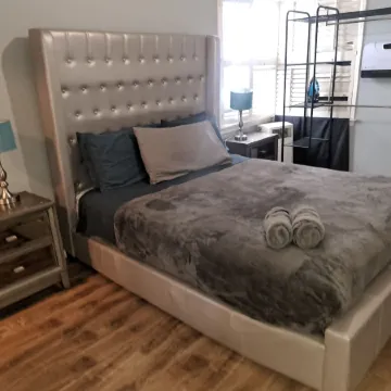 Charming 1 bedroom apt in Beverly Hills Отели рядом с достопримечательностью «Golden Triangle»