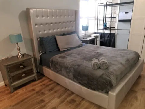 Charming 1 bedroom apt in Beverly Hills ベル・エア周辺のホテル
