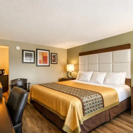 Deluxe Inn & Suites by OYO Miami OK