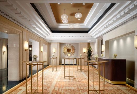 호텔 내부 로비 전경