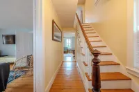 Classic Mystic Retreat Walking Distance to Downtown