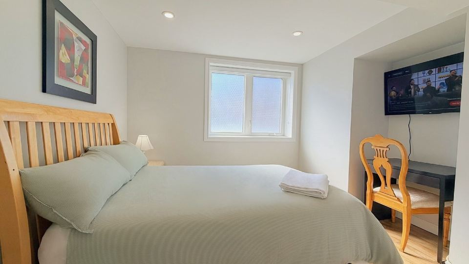 Cozy Home in Richmond Hill with Free Parking