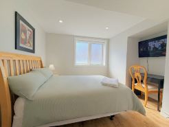 Cozy Home in Richmond Hill with Free Parking