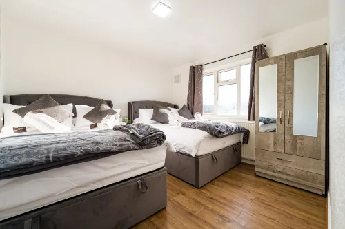 5 min to Heathrow Sleeps 15 Free Parking For 2