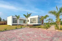ELIVAAS Amaltas 4BHK Hideaway With Pool