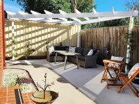The Chateau -perfectly located, walking distance to town, train station & parks. Hotels in Maddingley