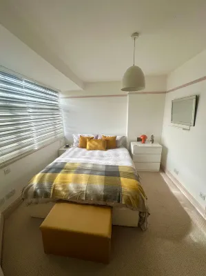 Spacious Family Home with garden, EV charger & Gym -  Privatzimmer
