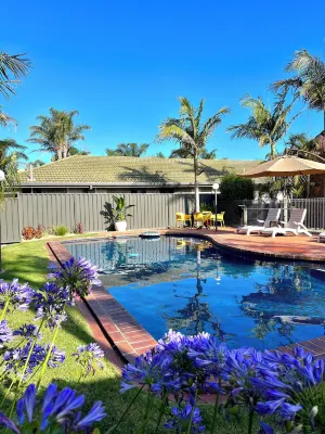 Coastal Waters Motor Inn - 4-Star