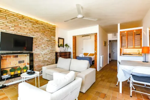 Newly Renovated Beachfront Apartment Ideally Located in Penelope