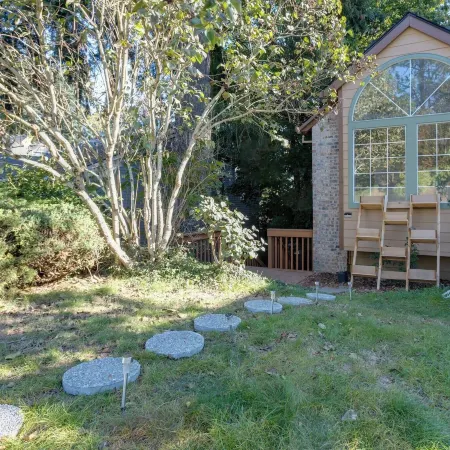 Oregon Jade Lodging- Spacious 2 Bedrooms, Ev Charger, Quite by Stream