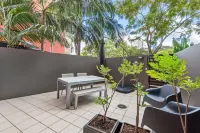 Resort Living < 10mins CBD ~ 2Bed / 2Bath / 1Car - Boutique