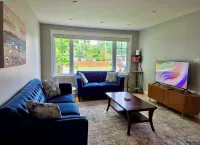 Family-friendly home on a quiet street close to everything - บังกะโล