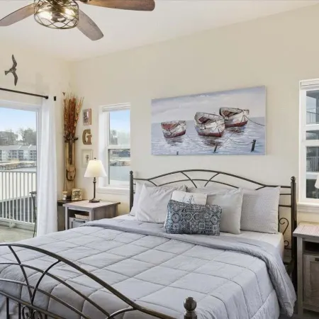 Bright Lakefront Condo, Amazing Views, Pools, Hot Tub