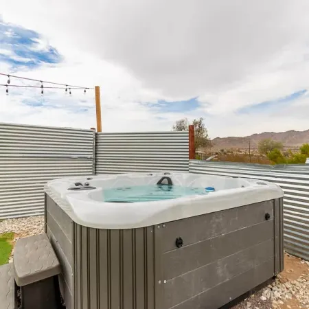 Airstream Oasis in Joshua Tree w spa and Fire pit