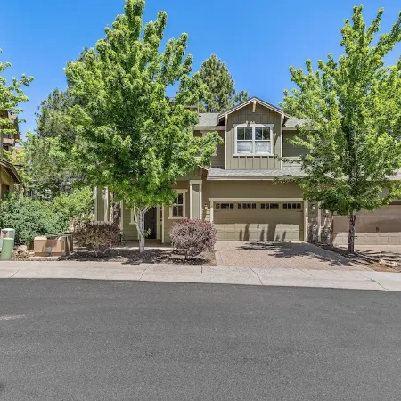 2 BR 2.5 BTH + loft -  Central, A/C & Spacious!
