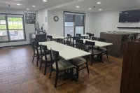 Duluth Inn & Suites Near Spirit Mountain - فطور