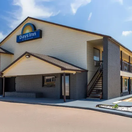 Days Inn by Wyndham Pratt