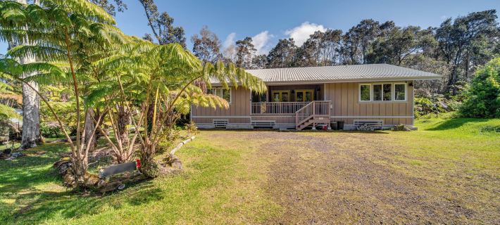 Rainforest Retreat w/ Hot Tub: Mins to Nat'l Park! Hotels in Volcano