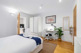Modern Shoreditch Apartment with Balcony Sleeps 4