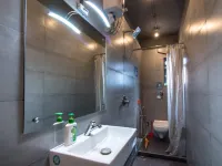 Backpacker Cowies Hotels near كولابا