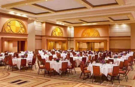 Sheraton Grand Chicago Riverwalk Отели рядом с достопримечательностью «Сити Холл»