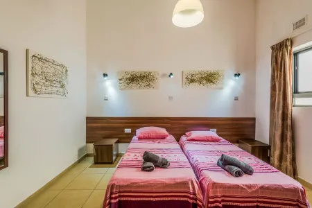 Blue Harbour 1 – Seafront Holiday 2-Bedroom Apartment with Terrace St Paul’s Bay