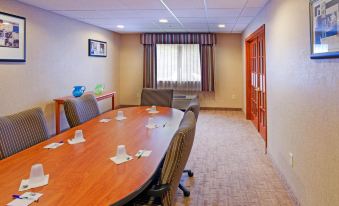 Holiday Inn Express & Suites Boston - Marlboro