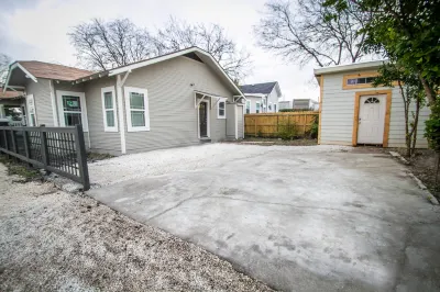 Hackberry St #A Renovated 2Br/2BA Near Downtown