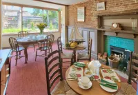 One Holyrood Hotel & Cafe Hotel a Newport